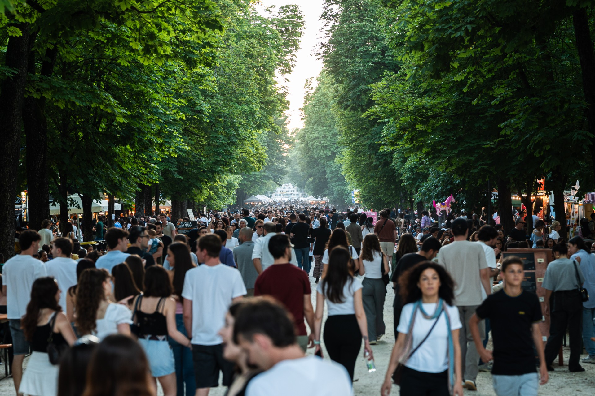 La grande energia al Parma Street Food. Al nostro stand le vecchie glorie del Parma calcio e i grilli del Parco Ducale